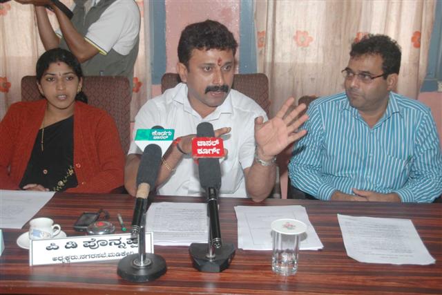 CMC President (C) and others at the CMC meet (Small) 68 Traders in Madikeri held for Contempt of Court