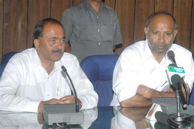 C.H. Vijayashankar (R) and S.G. Medappa address the media (Small) Vijayashankar: People friendly forest policy soon
