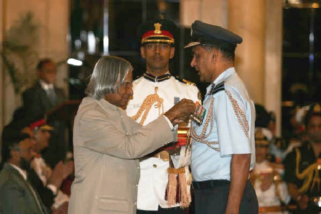 Air Marshal Chengappa receing PVSM from the President at Rastrapathi Bhawan