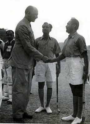 Filed Marshal Kondandera Cariappa with the Indian Hockey Team players, Major Dhyan Singh ( the illustrious Dhyan Chand ) & Major Manna Singh. c 1950. Image Credit: bharatiyahockey.org